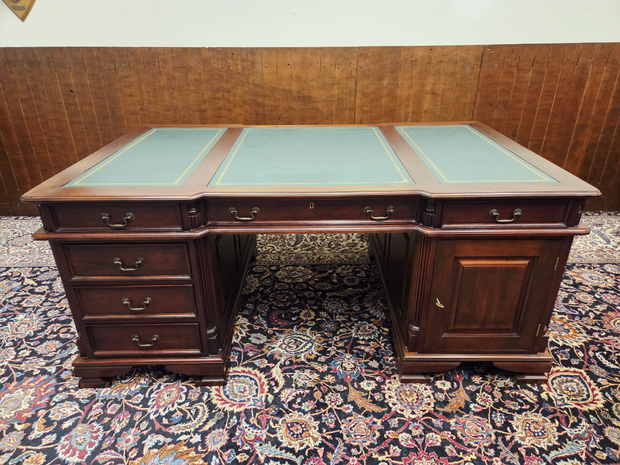 Antiek-Engels-Chesterfield-bureau-partnerdesk-met-lederen-inleg-1