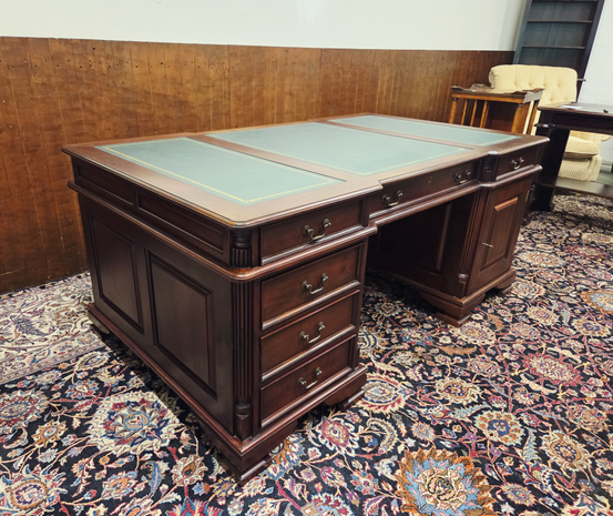 Antiek-Engels-Chesterfield-bureau-partnerdesk-met-lederen-inleg-2