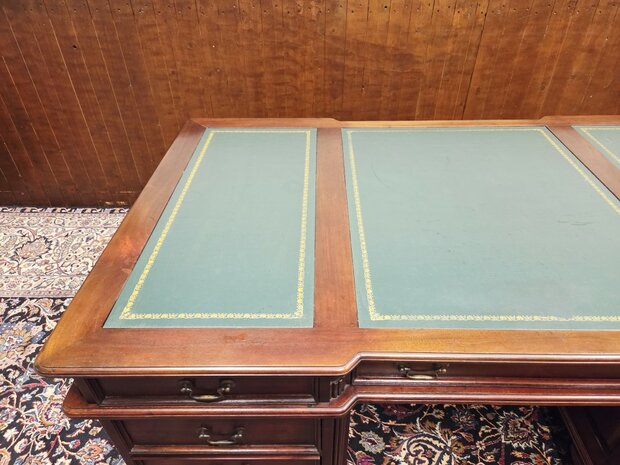 Antiek-Engels-Chesterfield-bureau-partnerdesk-met-lederen-inleg-11