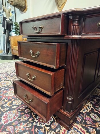 Antiek-Engels-Chesterfield-bureau-partnerdesk-met-lederen-inleg-16