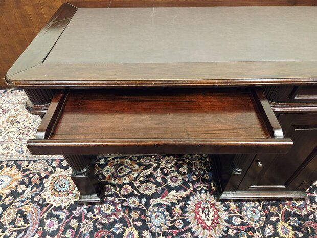 Antiek-klassiek-Engels-bureau-met-lederen-werkblad-11