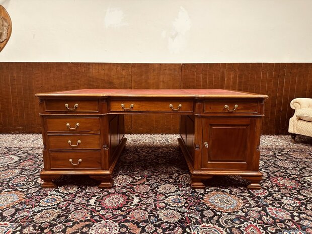 Antiek-Engels-Bureau-Partnerdesk