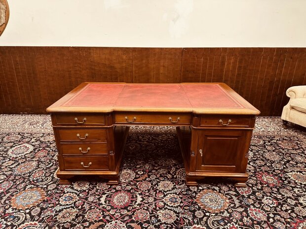 Antiek-Engels-Bureau-Partnerdesk
