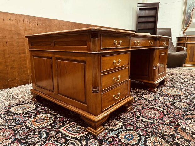 Antiek-Engels-Bureau-Partnerdesk