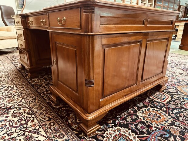 Antiek-Engels-Bureau-Partnerdesk