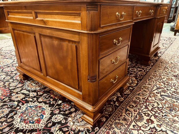 Antiek-Engels-Bureau-Partnerdesk