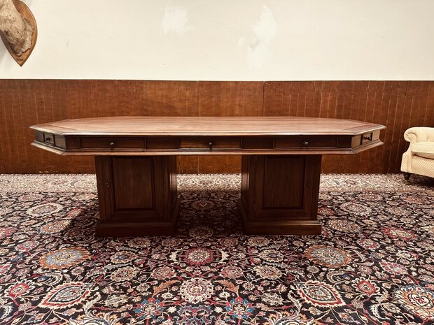 Klassiek-Engelse-Vergadertafel-met-Stoelen