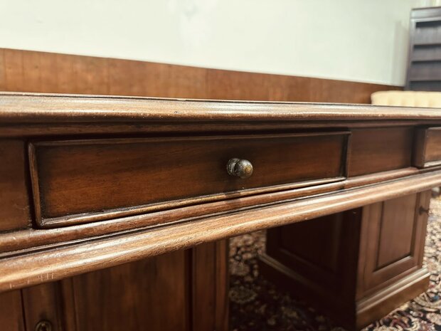 Klassiek-Engelse-Vergadertafel-met-Stoelen