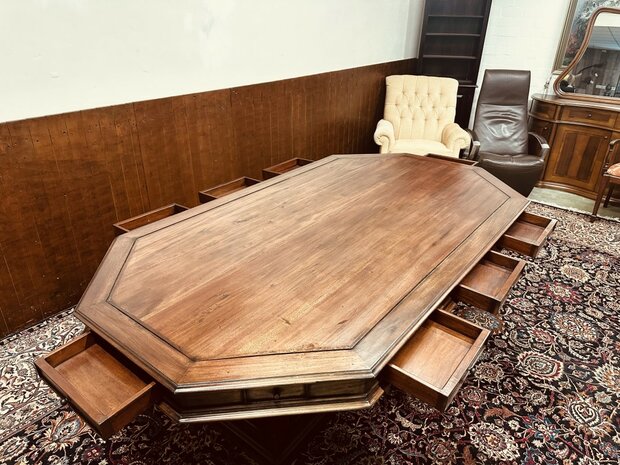 Klassiek-Engelse-Vergadertafel-met-Stoelen