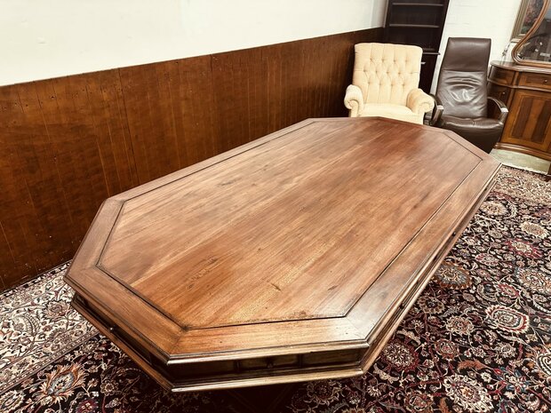 Klassiek-Engelse-Vergadertafel-met-Stoelen