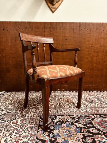 Klassiek-Engelse-Vergadertafel-met-Stoelen