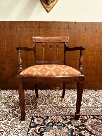 Klassiek-Engelse-Vergadertafel-met-Stoelen
