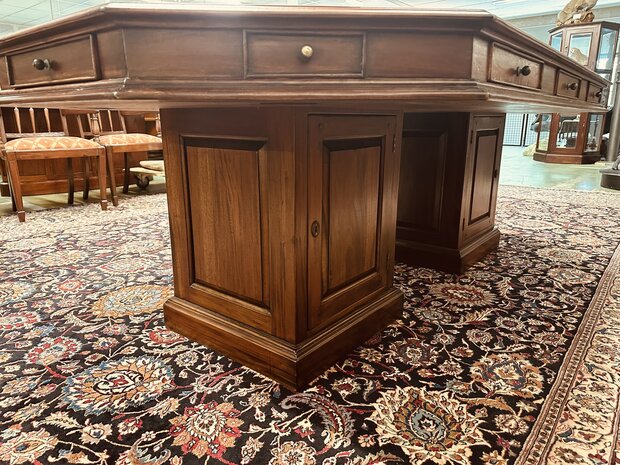Klassiek-Engelse-Vergadertafel-met-Stoelen