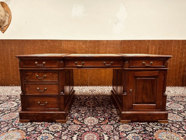 Klassiek-Engels-Chesterfield-Bureau-Partnerdesk