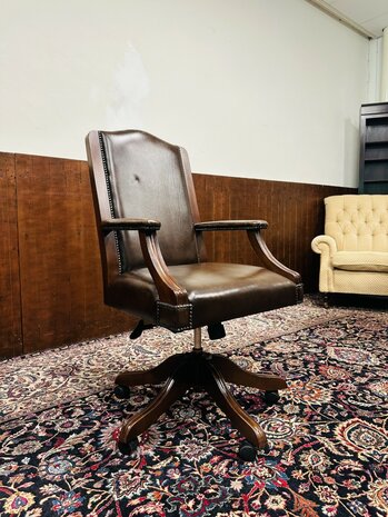 Engelse-Antieke-Chesterfield-Bureaustoel