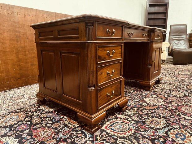 Engels-Klassiek-Bureau-met-Groene-Inleg