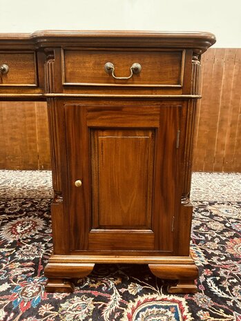 Engels-Klassiek-Bureau-met-Groene-Inleg
