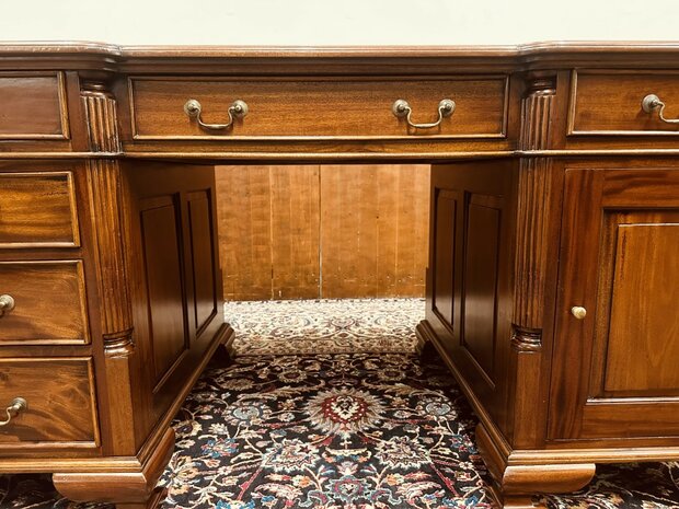 Engels-Klassiek-Bureau-met-Groene-Inleg