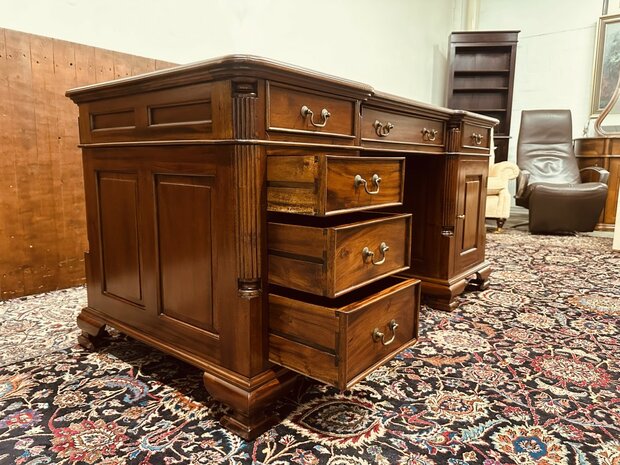 Engels-Klassiek-Bureau-met-Groene-Inleg