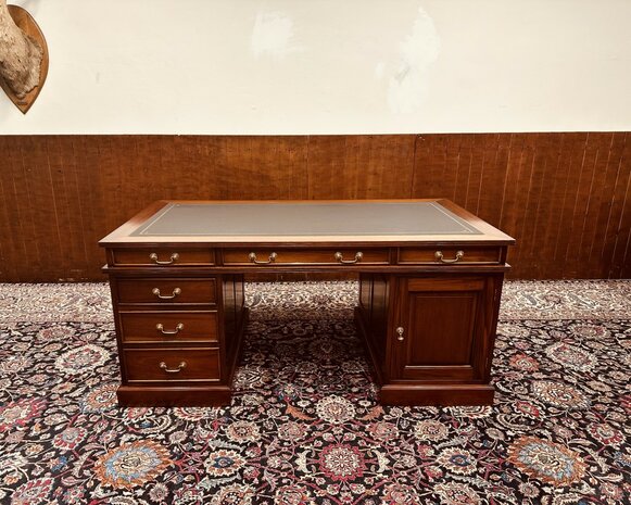 Engels-Klassiek-Bureau-met-Zwarte-Inleg