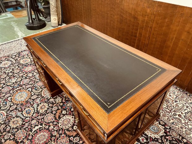 Engels-Klassiek-Bureau-met-Zwarte-Inleg