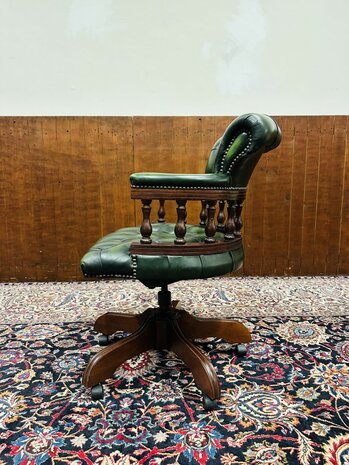 Klassiek-Engels-Chesterfield-Bureaustoel-Captain-Chair-Groen-Leder