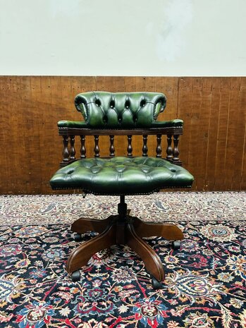 Klassiek-Engels-Chesterfield-Bureaustoel-Captain-Chair-Groen-Leder