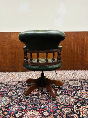 Klassiek-Engels-Chesterfield-Bureaustoel-Captain-Chair-Groen-Leder