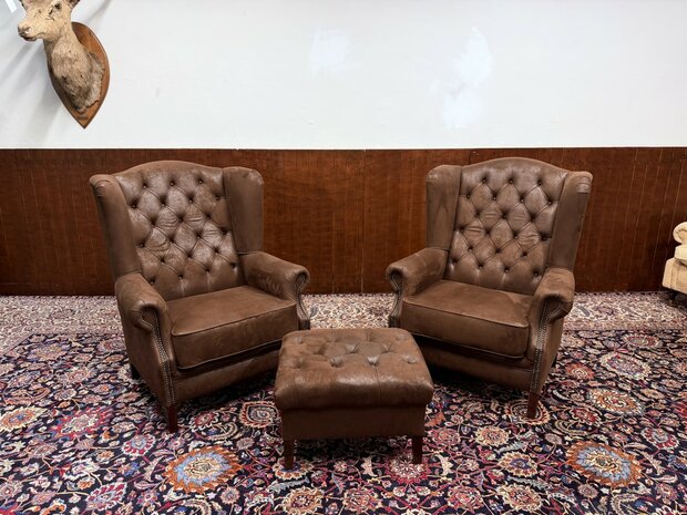 Klassiek-Engels-Chesterfield-Gestofeerde-Fauteuil-Club-Chair-met-Hocker-Poef-1