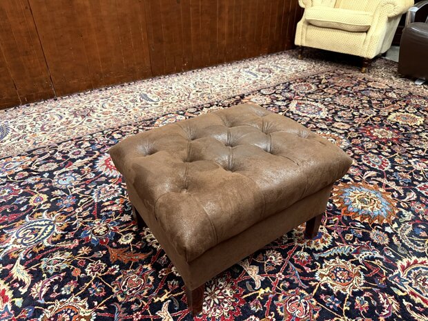 Klassiek-Engels-Chesterfield-Gestofeerde-Fauteuil-Club-Chair-met-Hocker-Poef-11