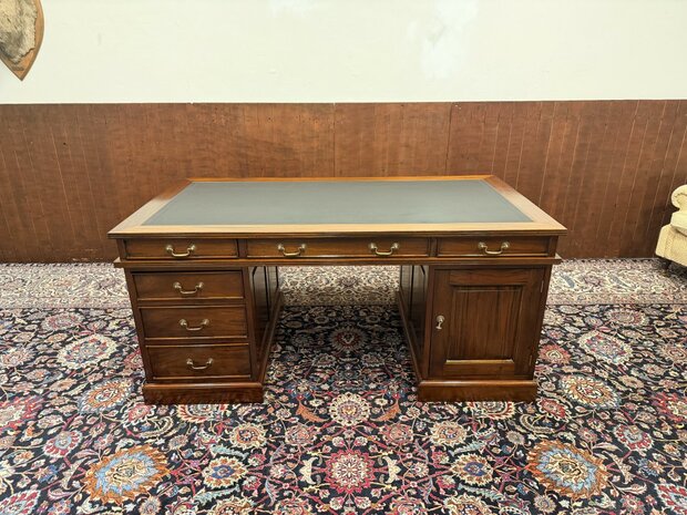 Klassiek-Engels-Antiek-Oud-Bureau-Desk-met-Zwart-Lederen-Inleg-3