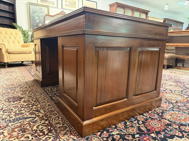 Klassiek-Engels-Antiek-Oud-Bureau-Desk-met-Zwart-Lederen-Inleg-7