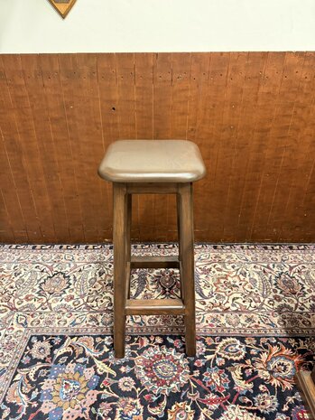 Klassiek-Engels-Antiek-Oud-Chesterfield-Mancave-Bar-Toog-Pubbar-met-Barkrukken