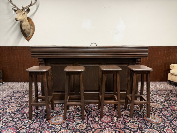 Klassiek-Engels-Antiek-Oud-Chesterfield-Mancave-Bar-Toog-Pubbar-met-Barkrukken
