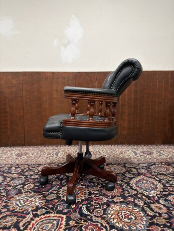 Klassiek-Engels-Oud-Antiek-Chesterfield-Captain-Chair-Bureaustoel