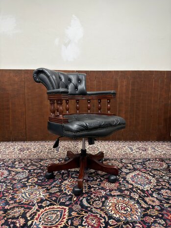 Klassiek-Engels-Oud-Antiek-Chesterfield-Captain-Chair-Bureaustoel