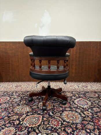 Klassiek-Engels-Oud-Antiek-Chesterfield-Captain-Chair-Bureaustoel