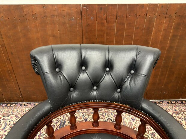 Klassiek-Engels-Oud-Antiek-Chesterfield-Captain-Chair-Bureaustoel
