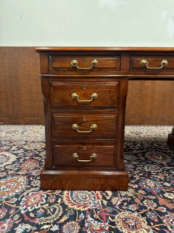 Klassiek-Engels-Oud-Antiek-Chesterfield-Globe-Wernicke-Bureau-Desk-met-Zwart-Lederen-Inleg