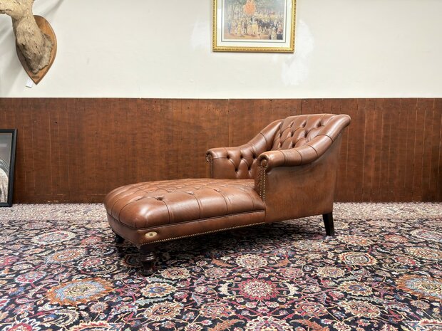 Klassiek-Engels-Antiek-Oud-Chesterfield-Ligbank-Relax-Bank-Chaise-Longue