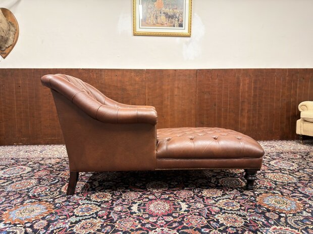 Klassiek-Engels-Antiek-Oud-Chesterfield-Ligbank-Relax-Bank-Chaise-Longue