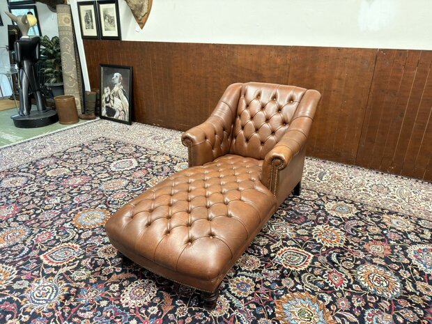 Klassiek-Engels-Antiek-Oud-Chesterfield-Ligbank-Relax-Bank-Chaise-Longue