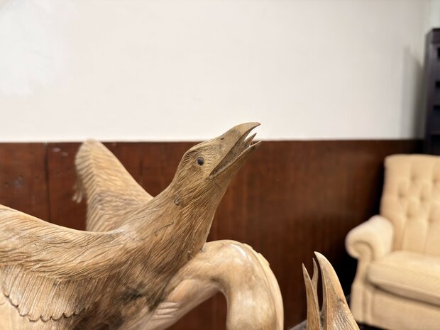 Antiek houtsnijwerk van diverse vogels in een boom