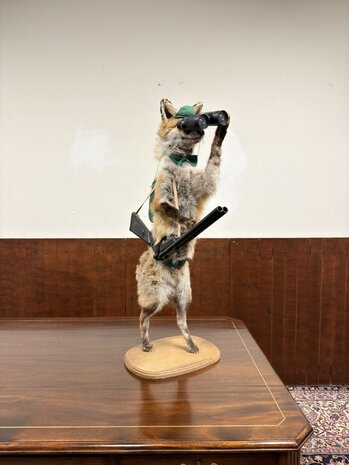 Taxidermie-Opgezet-Vos-verkleed-als-Jager