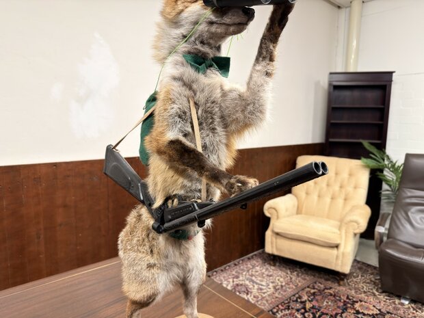 Taxidermie-Opgezet-Vos-verkleed-als-Jager