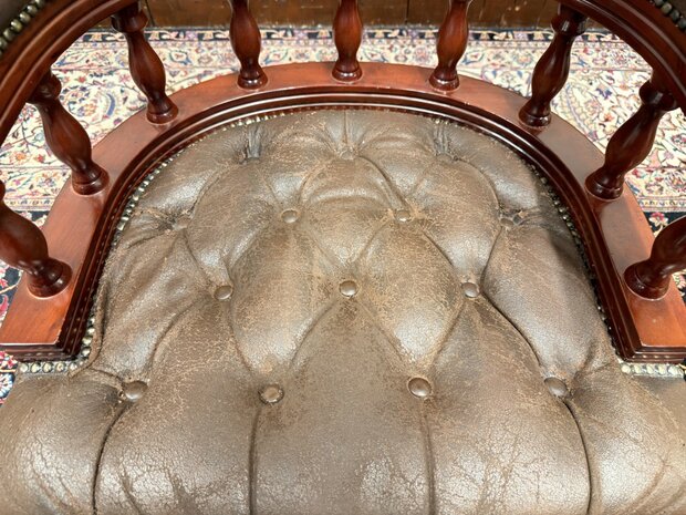 Klassiek-Oud-Engels-Antiek-Chesterfield-Bureaustoel-Captain-Chair-in-Bruin-Leder