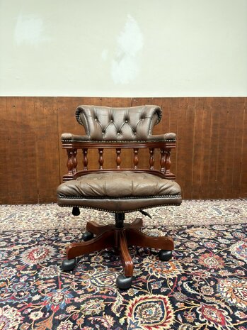 Klassiek-Oud-Engels-Antiek-Chesterfield-Bureaustoel-Captain-Chair-in-Bruin-Leder