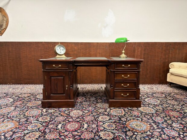 Klassiek-Oud-Antiek-Engels-Chesterfield-Mahoniehout-Mahonie-Bureau-Desk-met-Groene-Lederen-Inleg