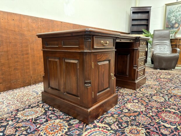 Klassiek-Oud-Antiek-Engels-Chesterfield-Mahoniehout-Mahonie-Bureau-Desk-met-Groene-Lederen-Inleg