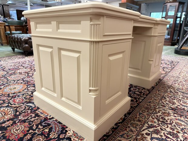 Klassiek-Oud-Antiek-Engels-Chesterfield-Mahoniehout-Mahonie-Wit-Creme-Landelijk-Bureau-Desk-met-ZwartLederen-Inleg